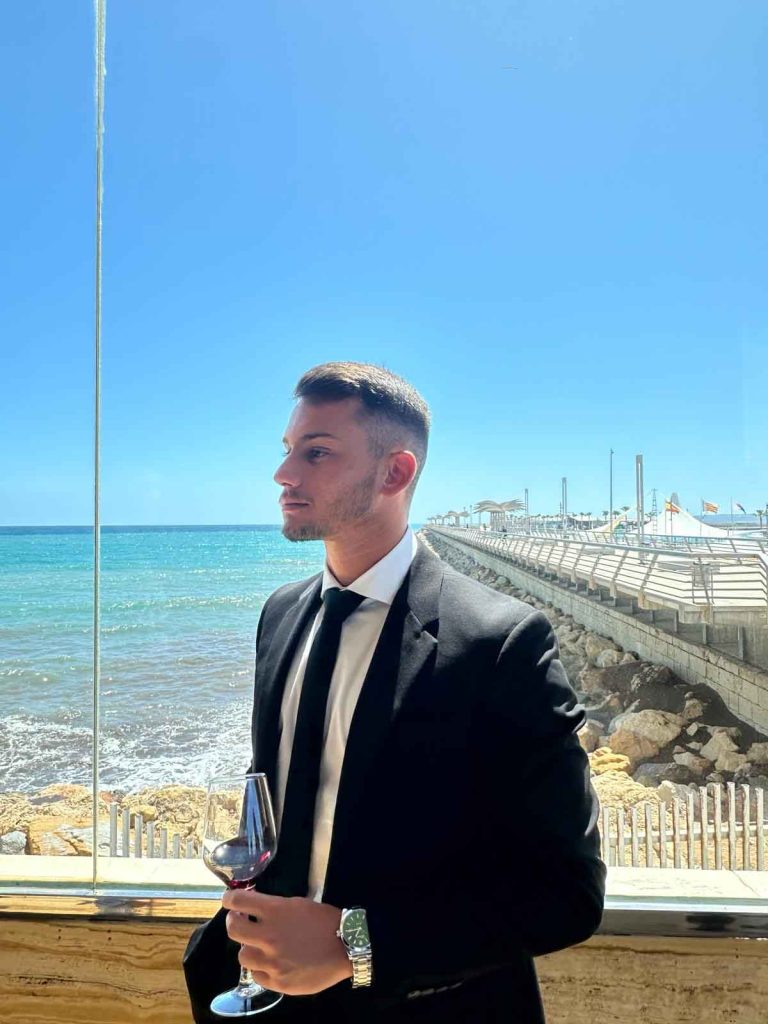 oscar alonso en la costa con una copa de vino