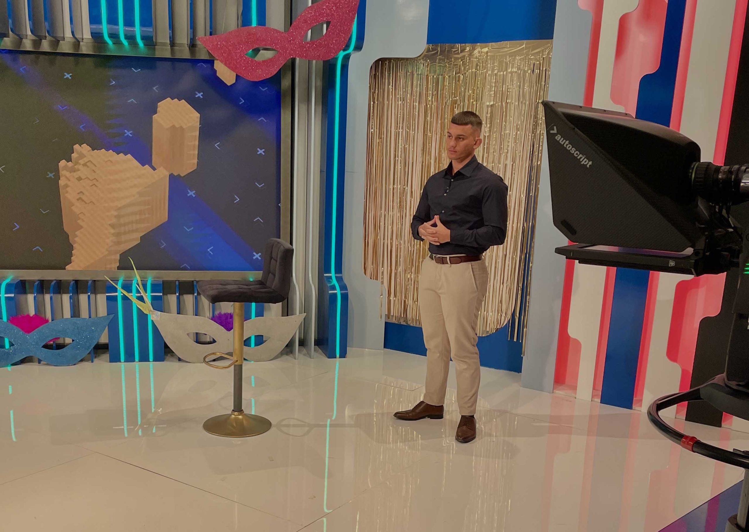 fotografía de Óscar Alonso como colaborador de un programa televisivo.